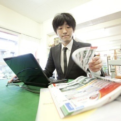 自分の欲しかった車を前に喜ぶ人々。
