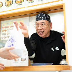 お刺身とお客様のおかげで、元気いっぱい！