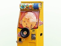 穴を避けながらガムボールをゴールまで運ぶともう一個ゲットできる『おまわりくん』
