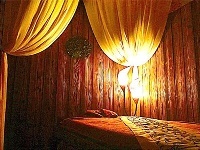 ブランドコンセプトに合わせたエキゾチックなインテリアはお客様にもご好評です。