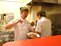 カウンター7席から開業できる低コスト&低リスク経営を実現。