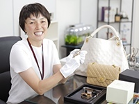 研修ではブランド、宝石、貴金属など15種類のマニュアルを用意しています。