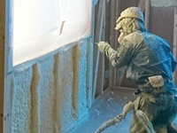 泡を壁に吹き付けていくだけの作業で力いらず！コツの習得は綿密な研修にお任せ下さい