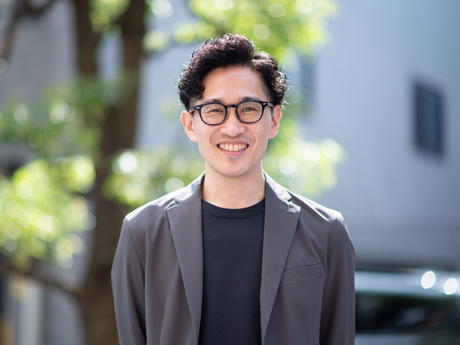 会社員の仕事を終えた夜2時間が副業タイム。開業2年目には、本業を上回る年収に！