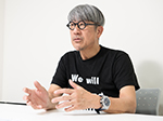 創作活動の傍ら、本部とサーフィンも満喫！
