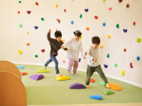 広々と開放的なプレイルームは、子ども達が思いきり身体を動かせるスペースを確保。