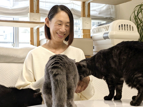猫にまみれて生きたい！と独立。8匹の猫と暮らしながら猫専門シッターとしてフル稼働