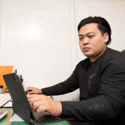 就職よりも、「自分で稼ぐ」道を選んだ。