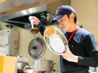 ご飯を盛る、ルーをかける、揚げ物をのせるという簡素化されたオペレーション。