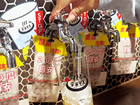 壁一面にあるたくさんの蛇口からお酒が出てくる居酒屋。セルフ飲み放題で人件費削減!