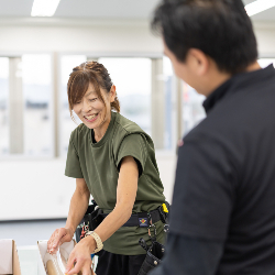最初の仕事はカフェに貼った目隠しフィルム