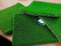 密度が高くクッション性に優れたオリジナルの人工芝。草の長さも2種類から選べます。