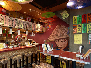 手包みのライブ感とネオンが彩る空間。圧倒的な鮮度と活気が、幅広い層を惹きつける。