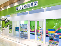 教室はガラスサッシ面を広くとり、施設空間の賑わい・演出に工夫をしています。