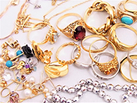 商品を撮影→本部へ送信→金額確定！査定チームがあなたをしっかりサポートします。